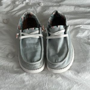 Hey dude Wendy sz 10 light blue and white with Aztec details